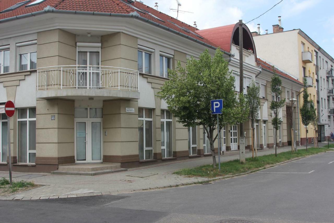Mox Downtown Apartman Ντέμπρετσεν Εξωτερικό φωτογραφία